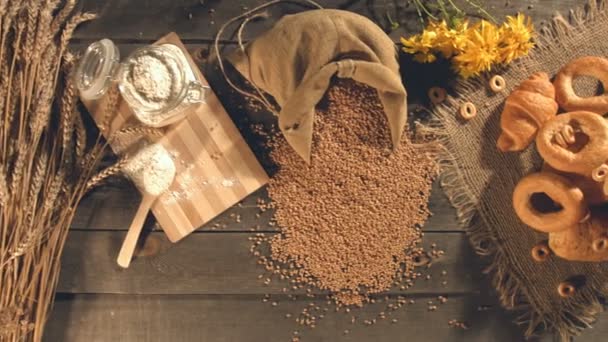 Tatlı Ekmek Buğday Unu Ile Yapılan Üstten Görünüm Ağır Çekim — Stok video