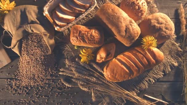 Natura Morta Con Pane Grano Farina Fiori Vista Dall Alto — Video Stock