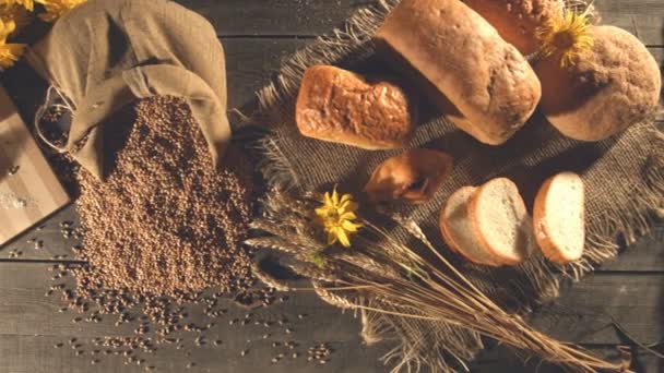 Νεκρή Φύση Ψωμί Σιτάρι Αλεύρι Και Λουλούδια Αντρικά Χέρια Λάβει — Αρχείο Βίντεο
