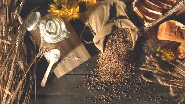 Stillleben Mit Brot Weizen Mehl Und Blumen Männliche Hände Legen — Stockvideo