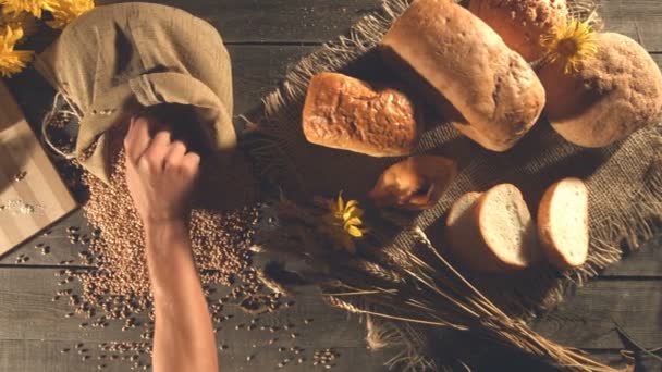 Natura Morta Con Pane Grano Farina Fiori Mano Dell Uomo — Video Stock