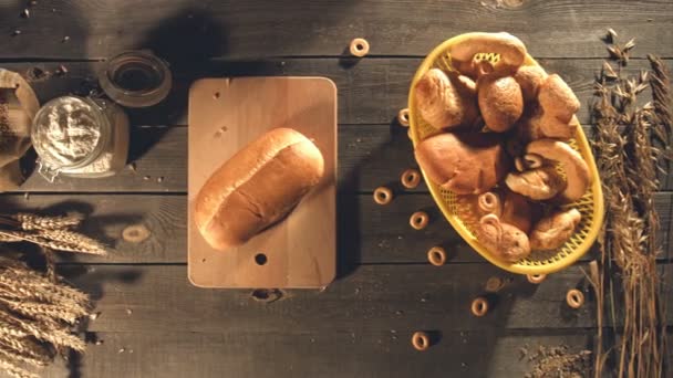 Panadería Trigo Harina Una Mesa Vieja Vista Superior Deslizamiento Cámara — Vídeo de stock