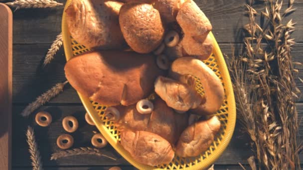 パン屋 古いテーブルの小麦粉 クローズ アップ 平面図です テーブルの上のカメラのグライド スライスしたパン 小麦粉のガラス 穀物の袋 小麦の耳 — ストック動画