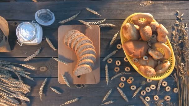 パン屋 古いテーブルの小麦粉 平面図です オート麦 バスケットのテーブルの上のカメラのグライド スライスしたパン 小麦粉のガラス 穀物の袋や小麦の穂の — ストック動画