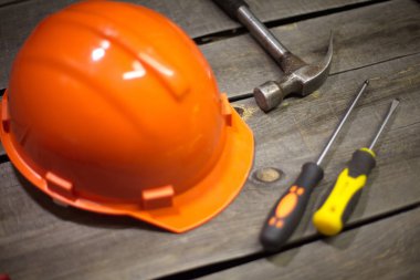 Eski masadaki aletler: miğfer, çekiç, tornavida..