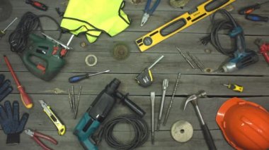 İki küçük sarı tornavidanın arkadaşlığı. Hareket animasyonunu durdur. En iyi görüntü. Masanın üzerinde ahşap, metal, beton, plastik ve diğer malzemeler üzerinde çeşitli inşaat ve onarım işleri için araçlar bulunuyor..