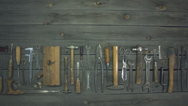Οικιακά Εργαλεία Πάνω Όψη Στο Τραπέζι Υπάρχουν Διάφορα Εργαλεία Μεταλλουργίας — Αρχείο Βίντεο