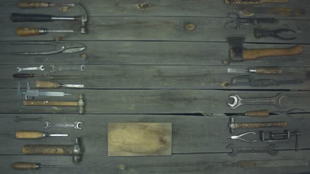 木材和金属工具 一只雄性手把钉子和锤子放在桌上 桌上摆放着各种各样的金属制品和木工工具 用来加工木材和金属 — 图库视频影像