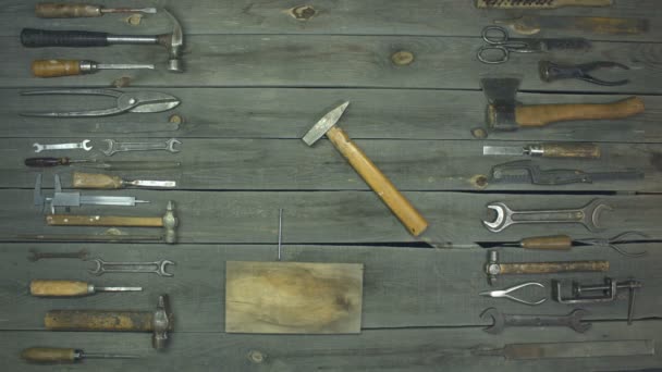 木材や金属のためのツール ストップモーションアニメーション テーブルの上には 木材や金属を加工するためのさまざまな金属細工や大工道具があります — ストック動画
