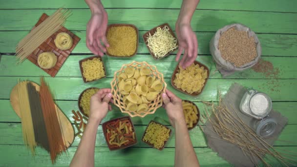 Gekookte Pasta Borden Met Spinazie Bovenaanzicht Groene Tafel Onderverdeeld Vele — Stockvideo