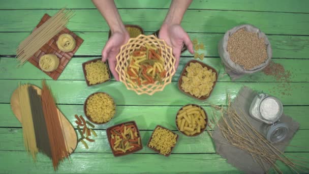 Set Van Verschillende Soorten Pasta Noedels Bovenaanzicht Demonstratie Van Één — Stockvideo