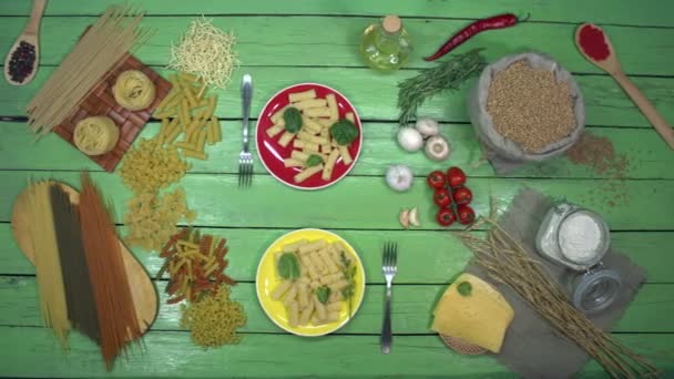 Gekookte Pasta Borden Met Spinazie Bovenaanzicht Groene Tafel Onderverdeeld Vele — Stockvideo