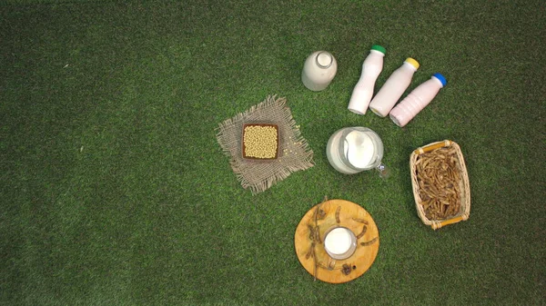 Soya sütü. Üst Manzara. Soya sütü ve süt ürünleri çimenlikteki soyadan..