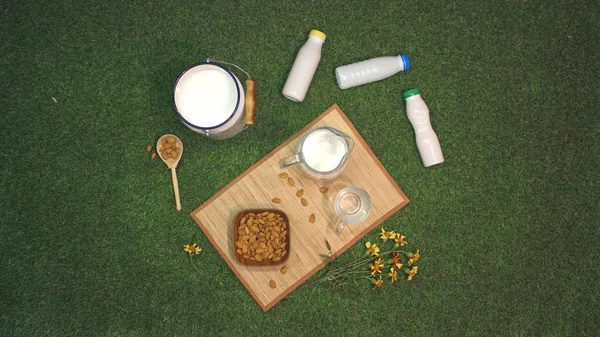 Badem sütü. Üst Manzara. Badem sütü ve badem..