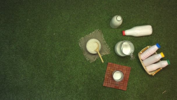 顶部视图 稻奶和米奶产品在草坪上 摄像机从左移到右移 — 图库视频影像
