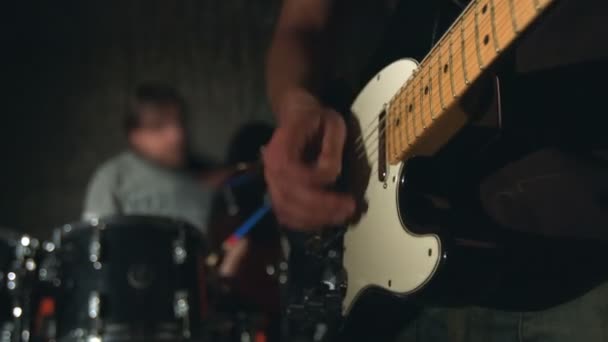 Banda Está Tocando Música Guitarra Elétrica Close Baterista Fundo — Vídeo de Stock