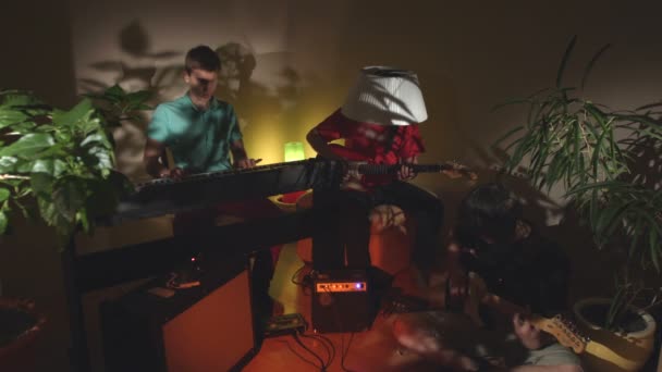Banda Está Tocando Música Dos Músicos Tocan Guitarras Eléctricas Otro — Vídeo de stock