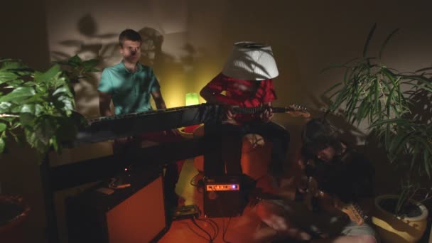 Kapela Hraje Hudbu Dva Hudebníci Hrají Elektrické Kytary Třetí Hudebník — Stock video