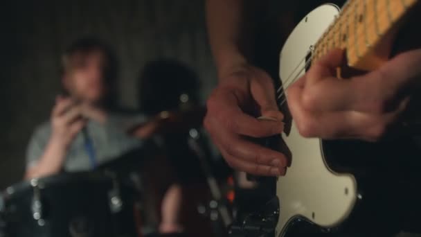 Banda Está Tocando Music Guitarra Eléctrica Cerca Batería Segundo Plano — Vídeo de stock