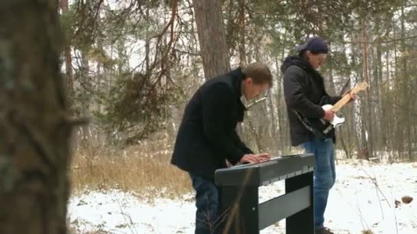 Musiker Skogen Två Killar Spelar Musik Vinterskogen Spelar Digital Fortepiano — Stockvideo