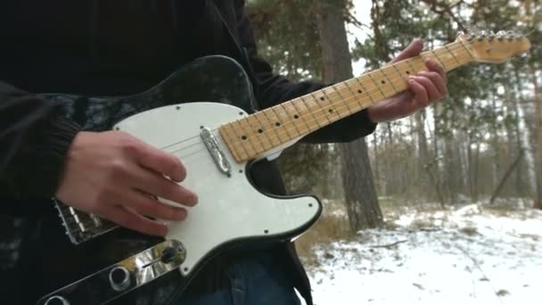 Músico Floresta Cara Toca Guitarra Elétrica Floresta Inverno Mãos Violão — Vídeo de Stock