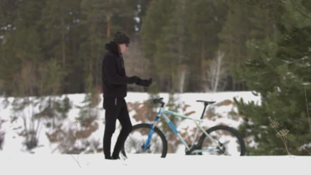 Radfahren Winter Schüsse Zeitlupe Der Radfahrer Setzte Sich Auf Das — Stockvideo