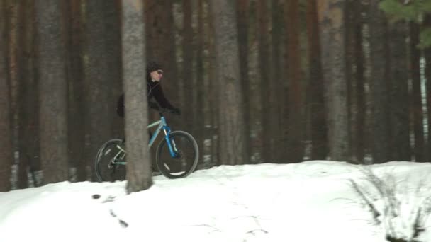 Cykla Vintern Skott Cyklist Rider Skogen Mellan Träden Zooma Teleobjektiv — Stockvideo