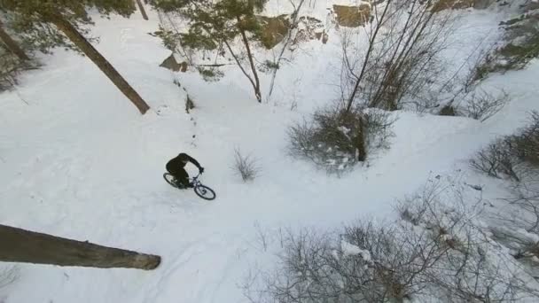 Ciclismo Invierno Shots Ciclista Recorre Una Pista Nieve Bosque Cerca — Vídeo de stock