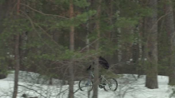 Radfahren Winter Ein Radfahrer Fährt Wald Zwischen Den Bäumen Spurensuche — Stockvideo