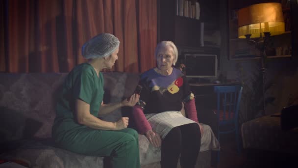Медична Допомога Бабусі Вдома Постріли Лікар Розповідає Бабусі Приймати Ліки — стокове відео