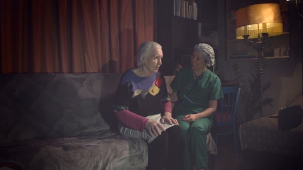 Gondoskodj Idősekről Egy Egészségügyi Dolgozó Beszél Egy Idős Nővel Egy — Stock videók