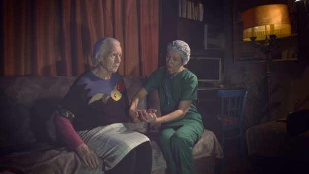 Medisch Onderzoek Thuis Schoten Arts Neemt Hand Van Een Oudere — Stockvideo