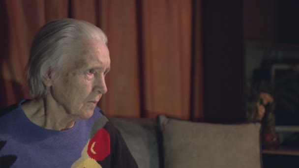Evdeki Büyükannenin Portresi Profildeki Yaşlı Bir Kadının Yüzü — Stok video