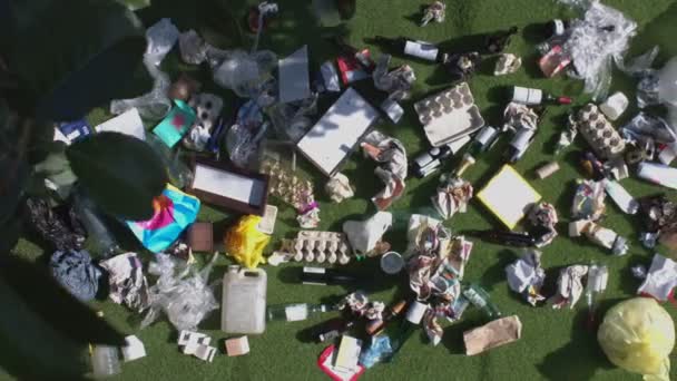 Ligt Veel Afval Het Gras Topzicht Verpakkingsmaterialen Consumentenafval Glazen Containers — Stockvideo