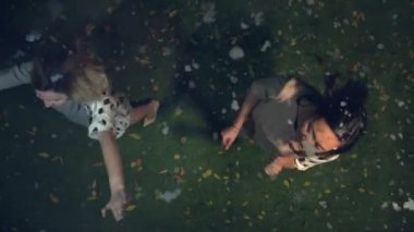 İki mutlu dansçı kız. Ağır çekim 2x. Üst düzey. Beyaz ve beyaz kızlar kar yağışı sırasında dans eder. İyi akşamlar..