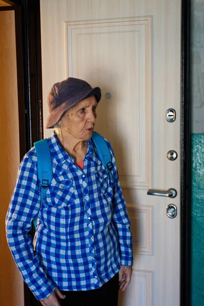 Retrato Abuela Casa Grandma Está Cerca Puerta Ella Tiene Una —  Fotos de Stock