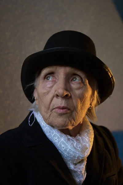 Ritratto Una Vecchia Donna Nonna Abiti Stile Nero Cappello Sciarpa — Foto Stock