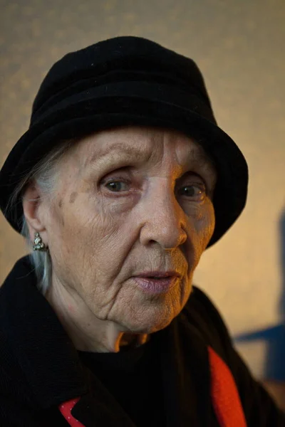 Retrato Una Anciana Abuela Con Ropa Estilo Negro Pañuelo Rojo — Foto de Stock