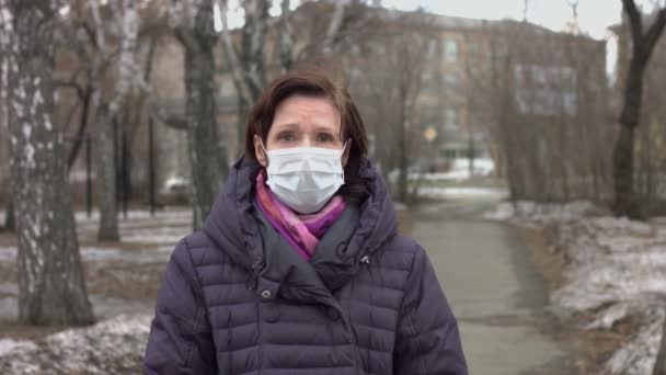 Mujer Con Máscara Médica Retrato Una Mujer Una Calle Ciudad — Vídeos de Stock
