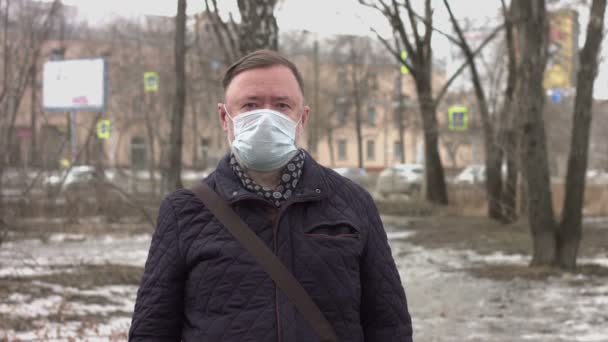 Mężczyzna Masce Medycznej Portret Mężczyzny Ulicy Miejskiej Zdejmuje Maskę Ochronną — Wideo stockowe