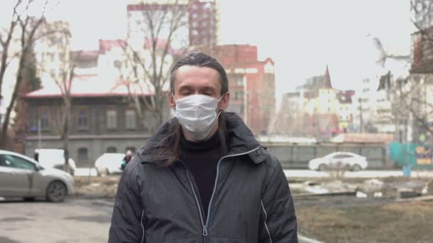 医者のマスクの男 街の通りに男の肖像画 医療用のマスクを脱いだ — ストック動画