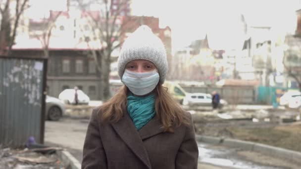 Жінка Медичній Масці Портрет Жінки Міській Вулиці Вона Знімає Свою — стокове відео
