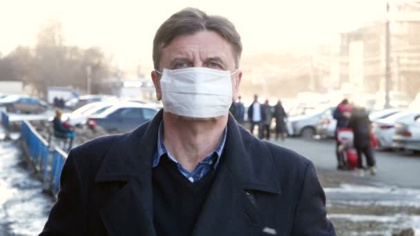 Uomo Con Una Maschera Medica Ritratto Uomo Una Strada Cittadina — Video Stock