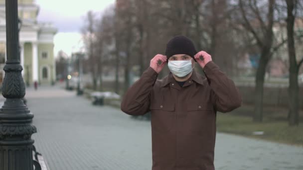 Homem Com Uma Máscara Médica Retrato Homem Numa Rua Cidade — Vídeo de Stock