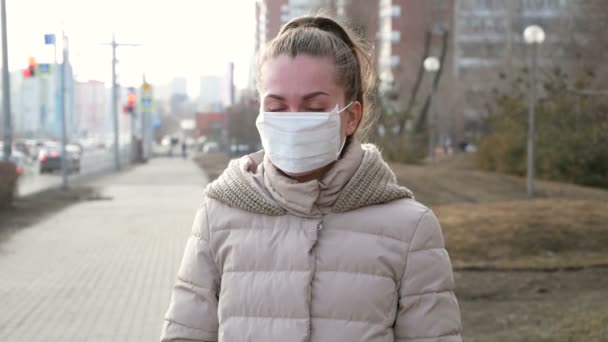 Tıbbi Maskeli Bir Kadın Şehir Caddesinde Bir Kadının Portresi Koruyucu — Stok video