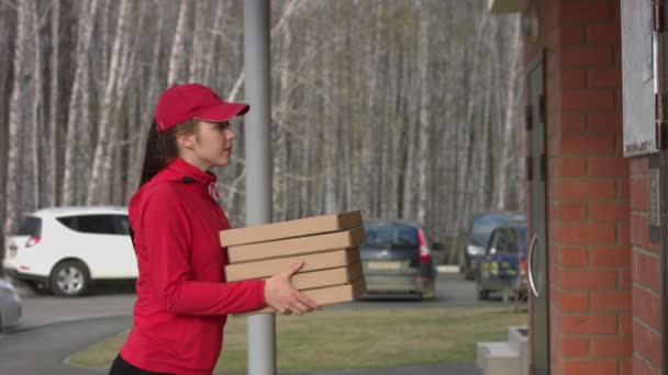 Flickkurir Med Pizza Kommer Till Dörren Matleveranstjejen Håller Fem Lådor — Stockvideo