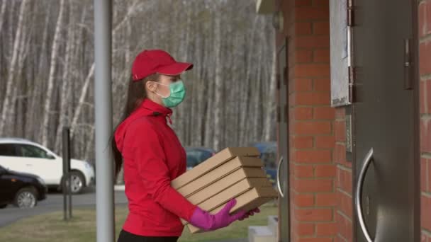 Дівчина Кур Піцою Приходить Дверей Коронівірусна Пандемія Дівчина Служби Доставки — стокове відео