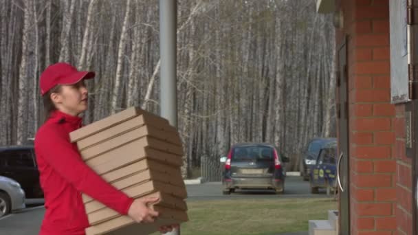 Dziewczyna Kurier Pizzą Podchodzi Drzwi Dostawczyni Żywności Trzyma Pudełek Pizzy — Wideo stockowe