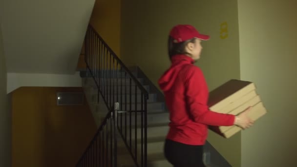 Кур Доставляє Піцу Додому Постріли Дівчина Служби Доставки Їжі Піднімається — стокове відео