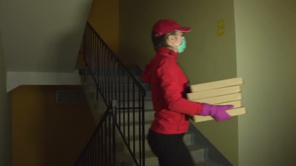 Kurye Eve Pizza Getiriyor Coronovirüs Salgını Atış Yemek Servisindeki Koruyucu — Stok video